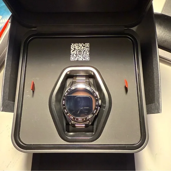 TAG Heuer E4 45mm Connected Smartwatch - Picture 9 of 16